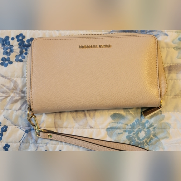 Michael Kors Wallet - Picture 4 of 4